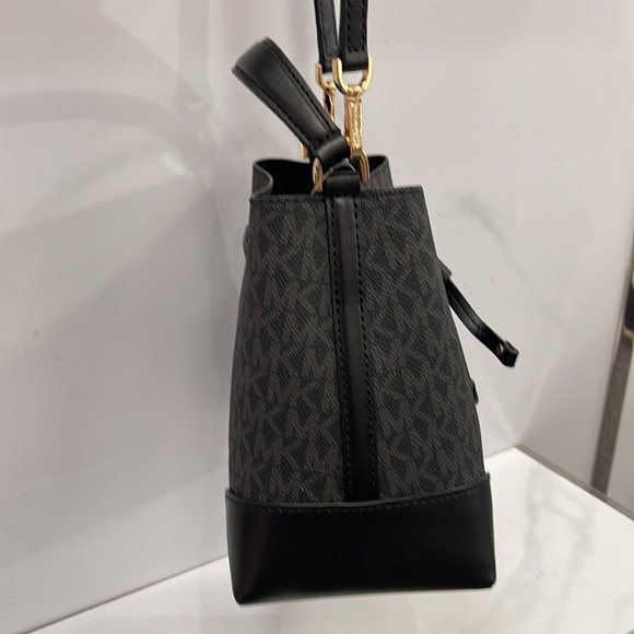 MICHAEL KORS 35F2GM9M1B MERCER SMALL BUCKET DRAWSTRING CROSSBODY IN BLACK - Picture 7 of 16